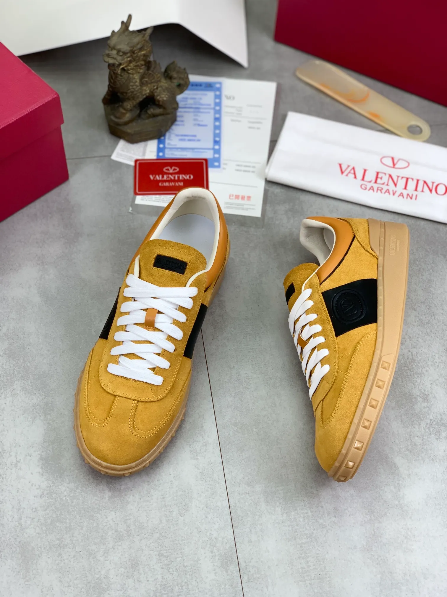 Men's Men's Shoes P520 New Couple Style Valentino Valentino 2025/UPVILLAGE Couple Casual Sports Shoes Moral Training Shoes 🆚Professional high-end, perfect replica, first-class quality, all made of original 1:1 materials, exclusive mold opening! 🎁Full set of high-end packaging at the counter ✔️Fabric: high mercerized cowhide ✔️Outsole: TPU material outsole ✔️Size: female 35-40 male 39-45 (female 41 male 38.46) 🆚All details are customized at 1:1 mold, striving for perfection!